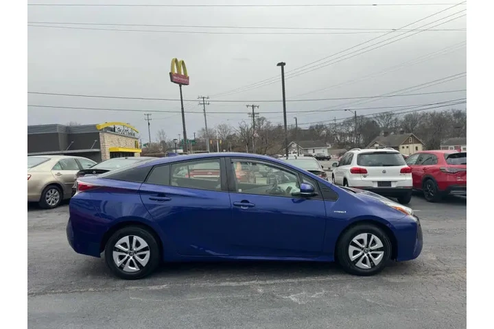$13785 : 2017 Prius Three image 7