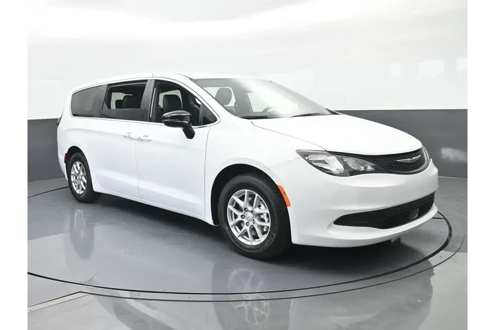 $39740 : Chrysler Voyager 2026 LX 4dr image 8