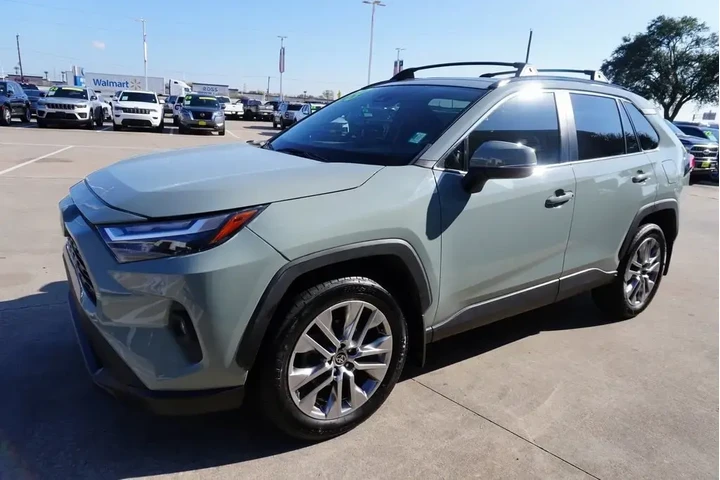 $29988 : Toyota RAV4 2023 XLE Premium image 3