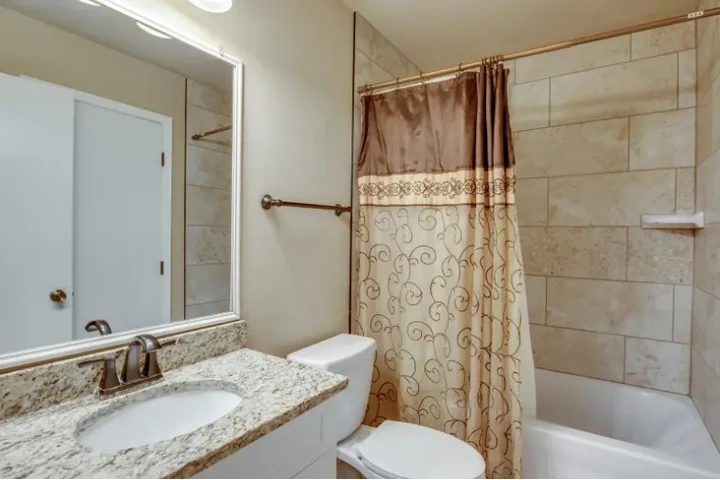 $980 : Fantastic 3 bedroom 1.1 bath d image 9