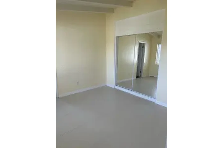 $700 : Cuarto con bano image 2