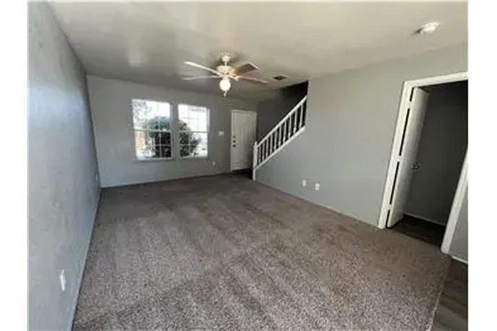 $850 : Rental property with 2 bedro image 4