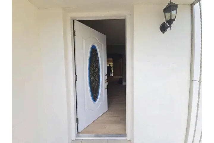 $800 : Neighborhood, fully remodel ! image 2