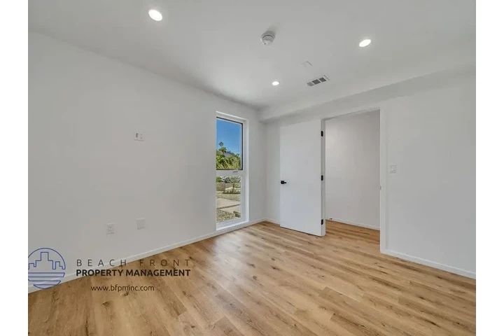 $5042 : 5BD/4BA Townhouse image 2
