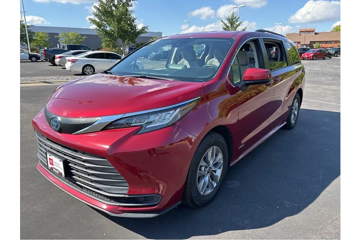$32979 : Gold Certified2021 Sienna LE image 9