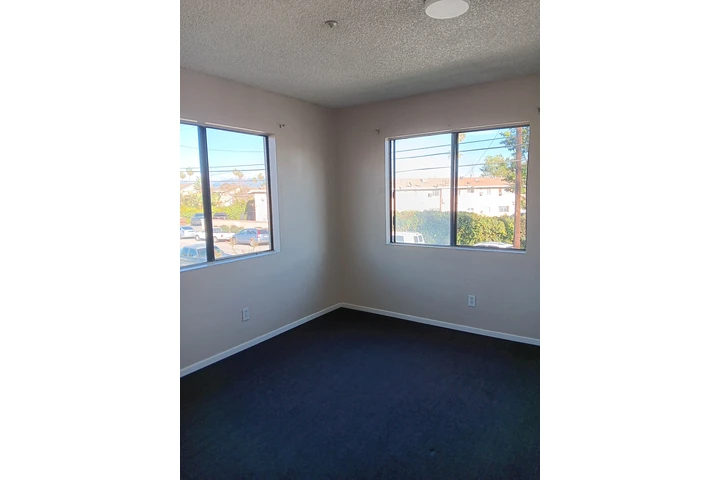 $750 : CUARTO DE RENTA image 2