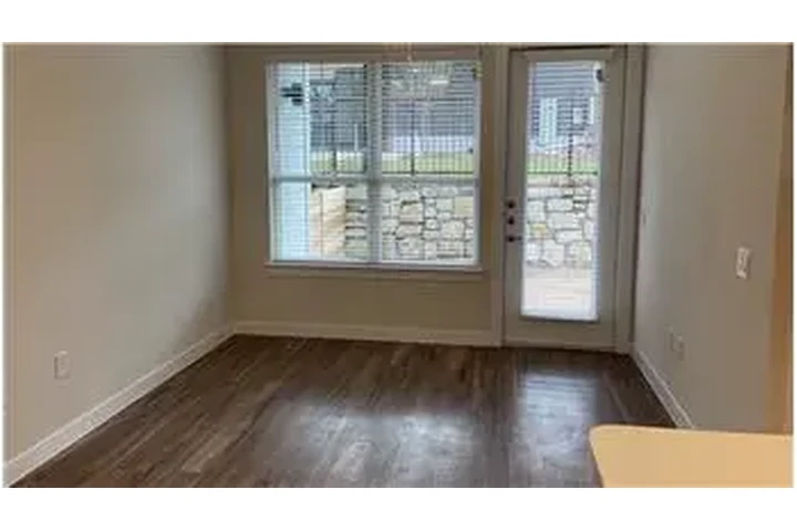 $1872 : Rental property with 1 bedro image 7