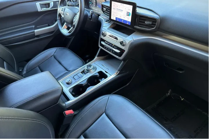 $29950 : Ford Explorer 2023 AWD XLT 4 image 8