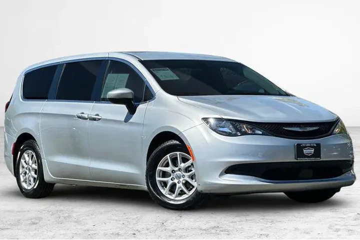 $18790 : Chrysler Voyager 2022 LX 4dr image 2