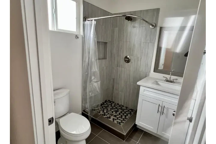 $2495 : 3 Bedroom Apt in koreatown LA image 9