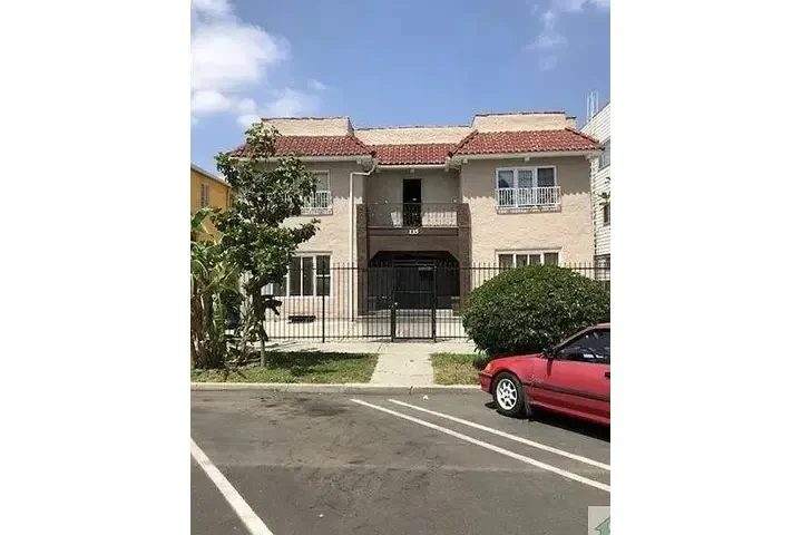 $1395 : L.A. SENCILLOS APTS. image 1