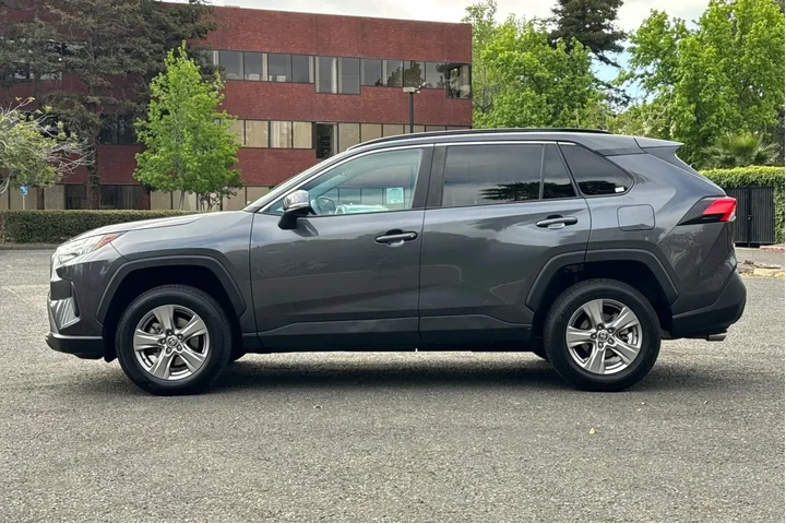 $28987 : Toyota RAV4 2023 AWD XLE 4dr image 6