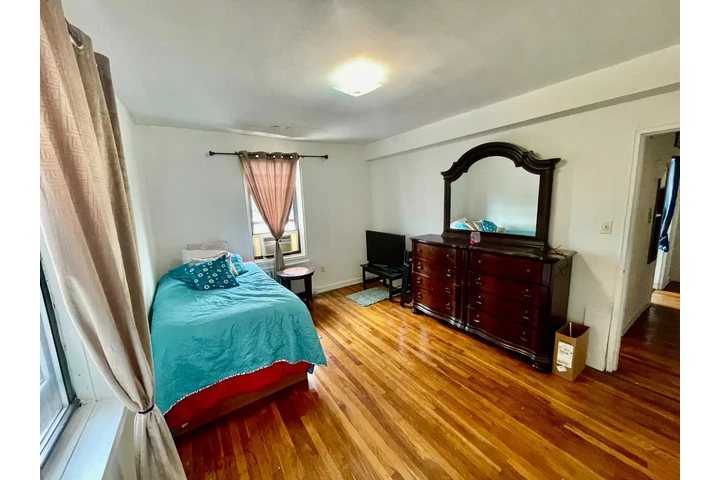 $1200 : Cuarto en Edif.Jackson Heights image 1