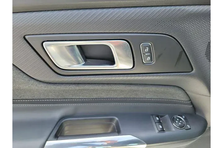 $29990 : Ford Mustang 2025 EcoBoost 2 image 9
