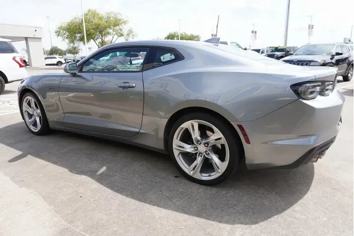 $33988 : Chevrolet Camaro 2023 LT1 2d image 4
