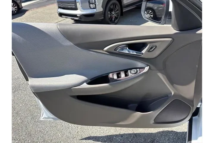 $16788 : Chevrolet Malibu 2023 LT 4dr image 9