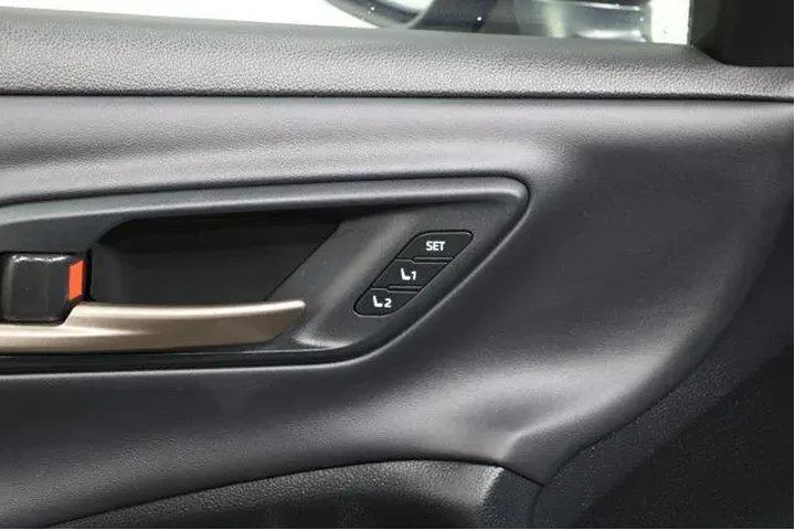 $38959 : Toyota Crown 2025 AWD Limite image 7