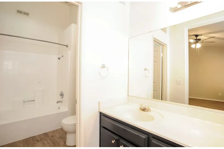 $2500 : 3 Bedroom Home in Los Angeles image 8