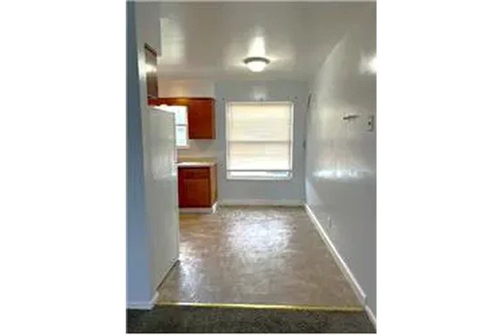 $700 : Rental property with 2 bedro image 4