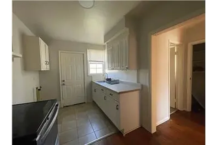 $1200 : Rental property with 1 bedro image 6