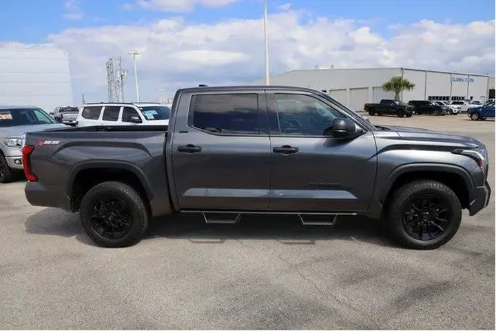 $39592 : Toyota Tundra 2023 4x4 SR5 4 image 4
