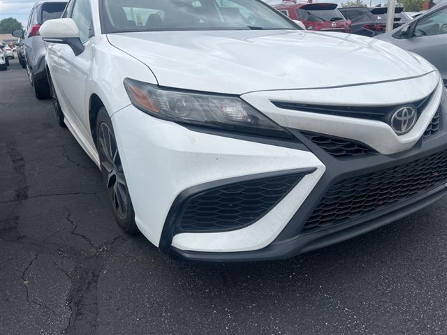 $23490 : PRE-OWNED 2022 TOYOTA CAMRY SE image 8