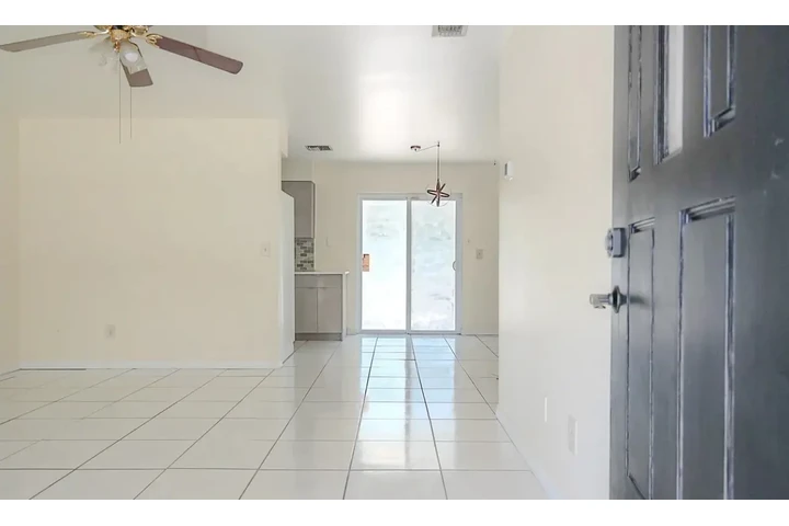 $1000 : cute beautiful 3 bath home image 2