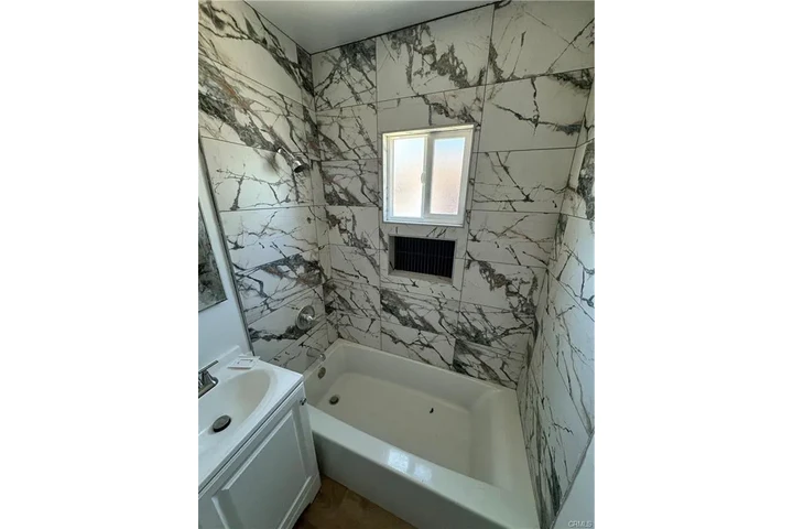 $2200 : Beautiful Home 1B/1B image 4