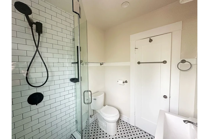 $800 : Charming Detached Cottage ! image 7