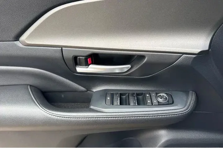 $39926 : Toyota Grand Highlander 2024 image 10