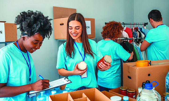 voluntarios empacando comida