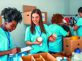 voluntarios empacando comida