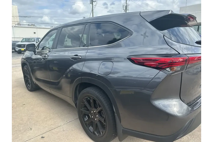 $32491 : Toyota Highlander 2023 LE 4d image 4