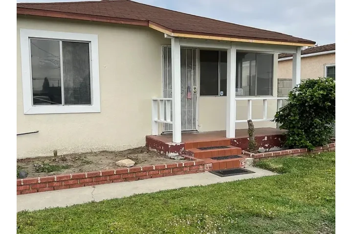 $1780 : 1,028 square foot house image 1