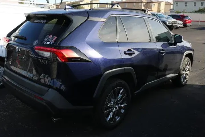 $24714 : Toyota RAV4 2019 XLE Premium image 9