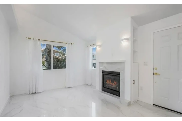 $2490 : 3 Bedroom Home Available in LA image 2