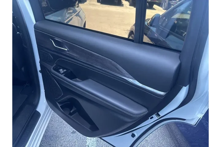 $37997 : Jeep Grand Cherokee L 2024 4 image 7