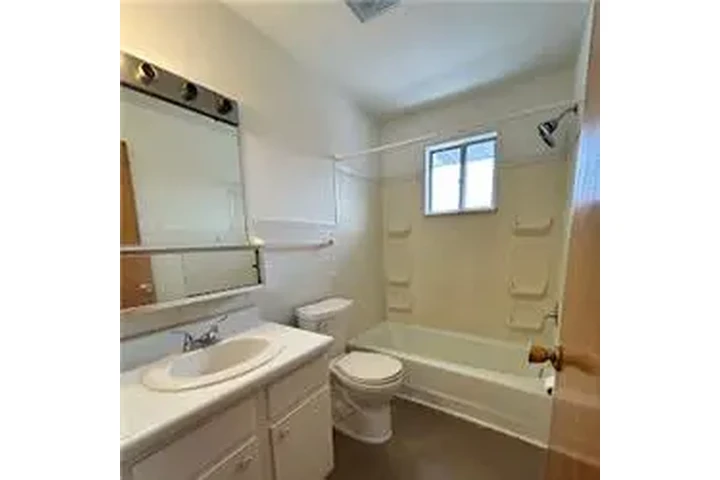 $750 : Rental property with 2 bedro image 6