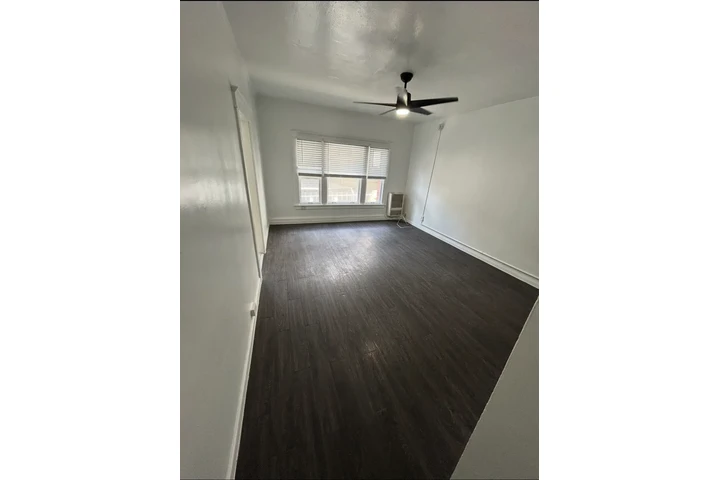 $1500 : 1317 Fedora St Los Angeles image 2