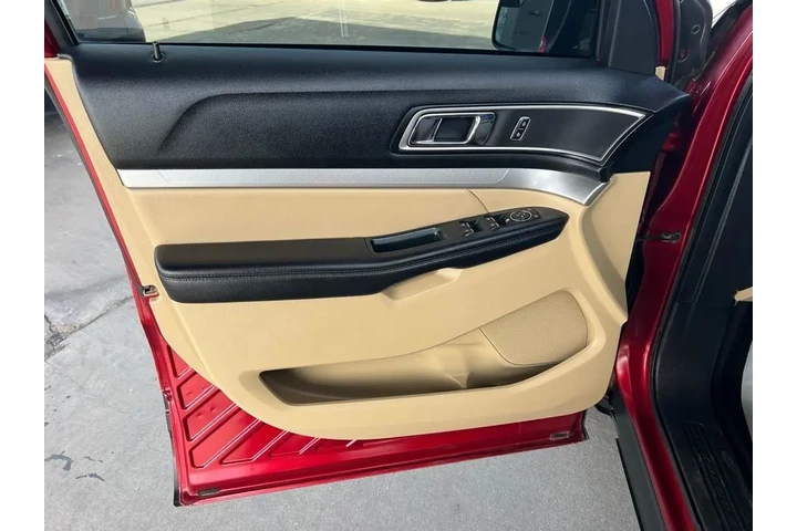 2016 Explorer XLT FWD image 10