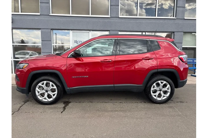 $18995 : 2025 Compass Latitude 4x4 image 2