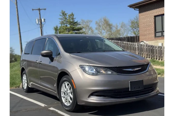 $7999 : 2017 Pacifica LX image 3