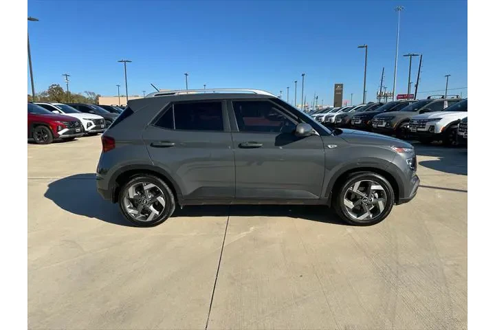$18895 : Hyundai VENUE 2024 SEL 4dr C image 4