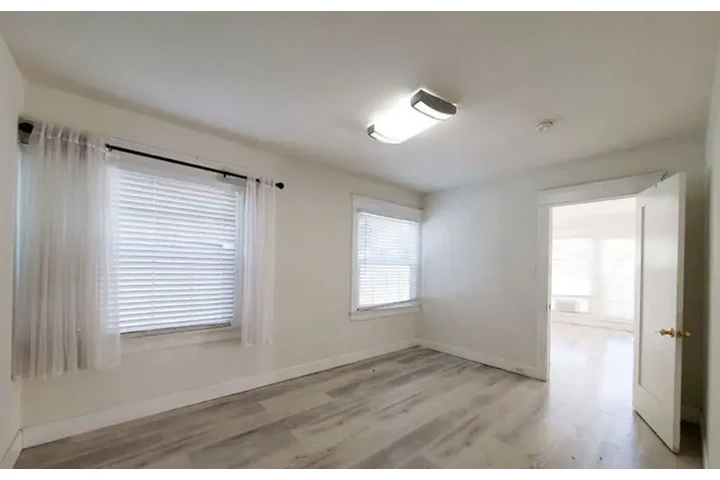 $2600 : 3 Bedroom Apt in koreatown LA image 4
