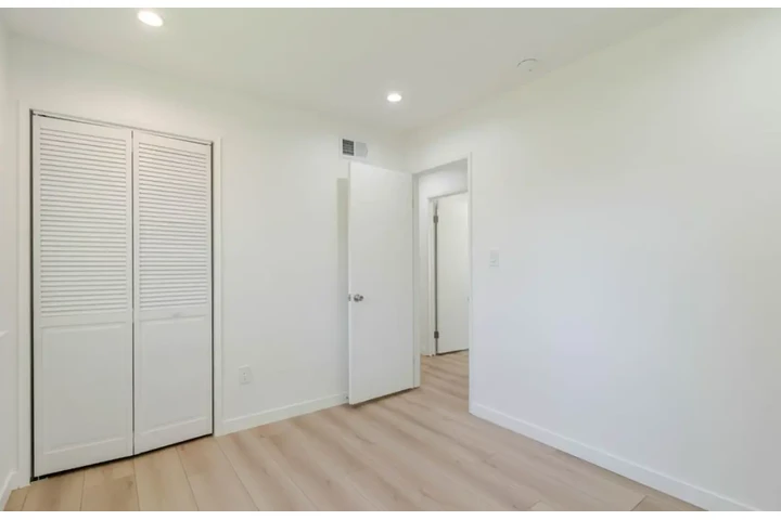 $2490 : 3 Bed 2 Bath Home in south LA image 6