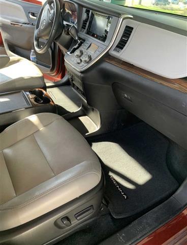 $16500 : 2017 Toyota Sienna Limited image 9