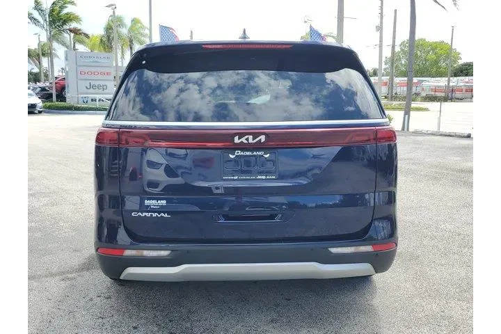 $29990 : Kia Carnival 2024 LX 4dr Min image 6