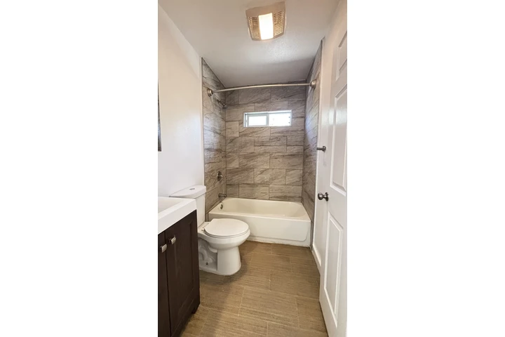 $1295 : Studio amplio y privado image 4