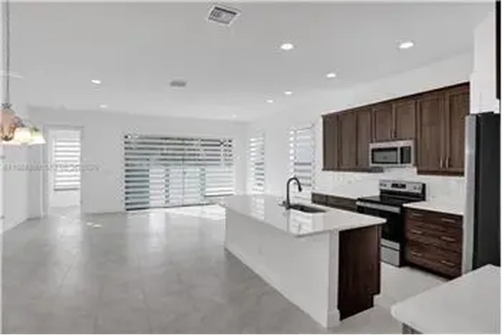 $4500 : Rental property with 3 bedro image 1