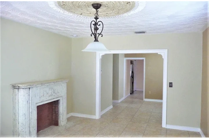 $1100 : Welcome to your home image 3